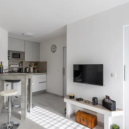 Domus Apartment