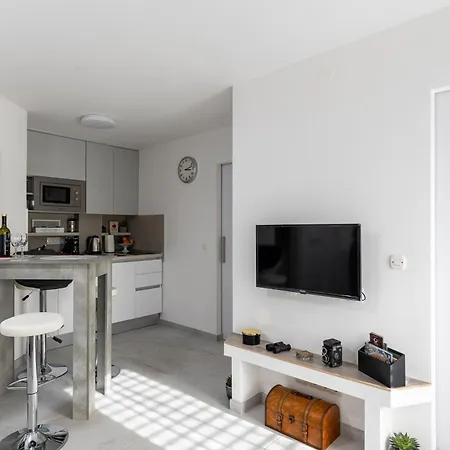 Domus Apartment *