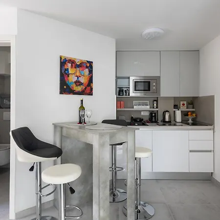 Domus Apartment *